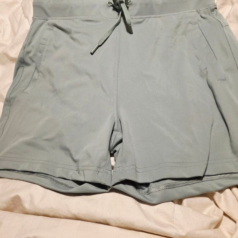 Yogalicious Lux Avenue 4" Athletic Shorts Size S Sage Green Grey Soft